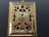 une image représentant un cadenas doré orné d'un cœur et d'une croix
