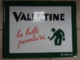 une affiche accrochée au mur sur laquelle on peut lire « Valentine La Belle Peinture »