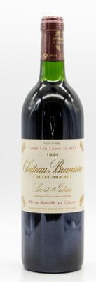 une bouteille de vin posée sur une table