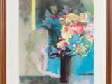 une image représentant un tableau de fleurs dans un vase posé sur le rebord d'une fenêtre