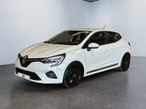 une voiture blanche dans une pièce blanche au sol noir