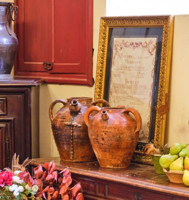 de nombreux vases posés sur une table dans une pièce