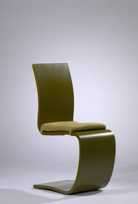 une image représentant une chaise verte avec une assise et un dossier marron