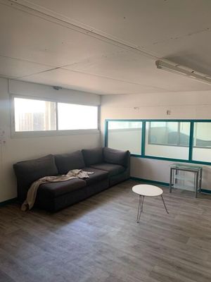 un salon avec un canapé et une table