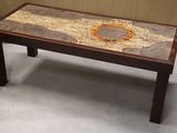 une table basse avec un plateau en marbre et un piètement en bois