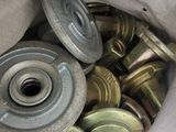 beaucoup d'écrous et de boulons dans un sac