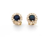 une photo d'une paire de boucles d'oreilles en saphir et diamant