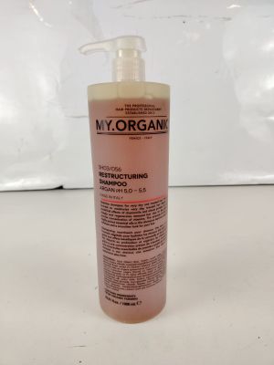 un gros plan sur un flacon de lotion posé sur un comptoir