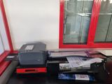 une imprimante posée sur un bureau près d'une fenêtre