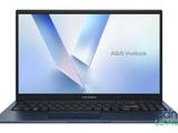 L'ordinateur portable ASUS VivoBook est ouvert sur un fond blanc.