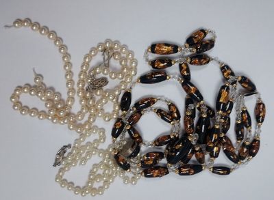un collier et un bracelet ornés de perles sur un fond blanc