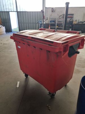 une grande boîte rouge qui se trouve dans un garage