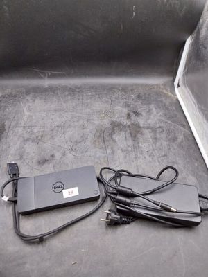 un ordinateur portable et un chargeur posés par terre