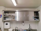 une cuisine équipée d'un évier et d'un meuble en inox