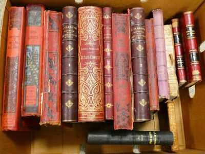 une boîte remplie de vieux livres posée sur une étagère
