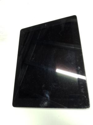 une tablette noire posée sur une table blanche