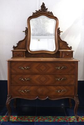 une commode surmontée d'un miroir dans une pièce