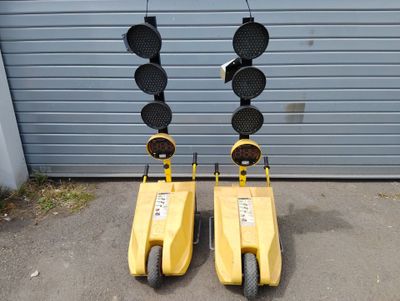 deux scooters jaunes garés à côté d'une porte de garage