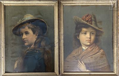deux portraits encadrés d'enfants portant des chapeaux et des écharpes, dont l'un porte un châle