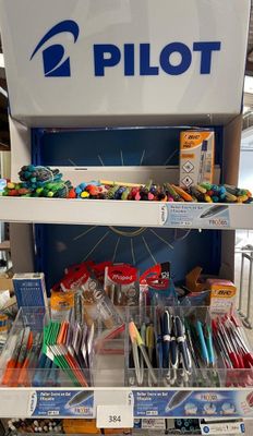 de nombreux stylos et crayons sur les étagères du magasin
