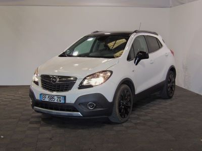 la photo d'une voiture blanche garée dans un garage