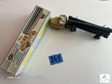 un pistolet posé sur une table à côté d'une boîte