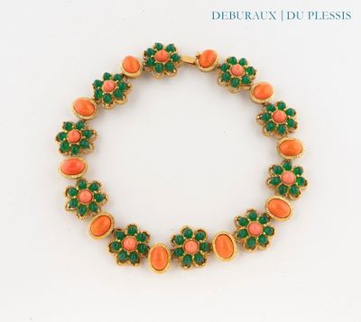 une photo d'un bracelet orné de pierres vertes et orange