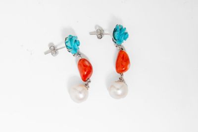 deux paires de boucles d'oreilles ornées de perles et de pierres turquoise et orange