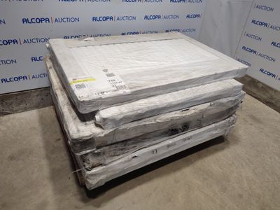 plusieurs matelas empilés les uns sur les autres dans une pièce