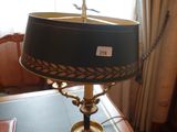 une lampe posée sur une table près d'une fenêtre