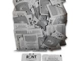 un sac en papier sur lequel se trouve une pile de papiers