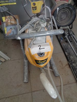 une machine posée par terre à côté d'un tas d'outils