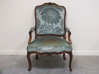 une image d'une chaise recouverte de tissu bleu, recouverte de tissu bleu, recouverte de tissu bleu, recouverte de tissu bleu, recouverte de tissu bleu, recouverte de tissu bleu, recouverte de tissu bleu, recouverte de tissu bleu