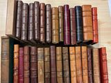 beaucoup de vieux livres posés sur une étagère posée sur la table