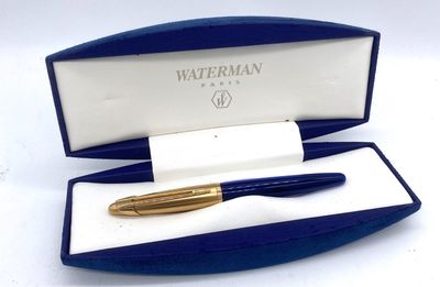 stylo plume dans un étui bleu, avec une pointe plaquée or