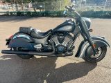une moto garée sur le parking