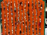 une exposition présentant de nombreux types de boucles d'oreilles accrochées au mur