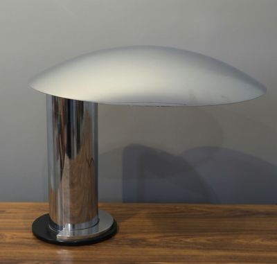une photo d'une lampe de table posée sur une table en bois