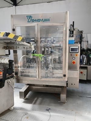 une machine qui se trouve à l'intérieur d'un bâtiment