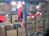 de nombreuses boîtes sur les étagères, ornées de rubans rouges