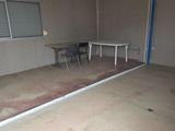 une pièce vide avec une table et des chaises à l'intérieur