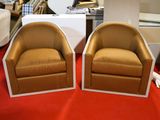 deux chaises placées l'une à côté de l'autre sur un tapis rouge