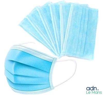 masques chirurgicaux jetables bleus sur fond blanc