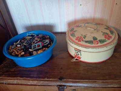 deux bols de nourriture posés l'un à côté de l'autre sur une table