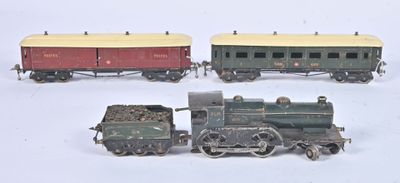 trois petits trains posés sur une surface blanche