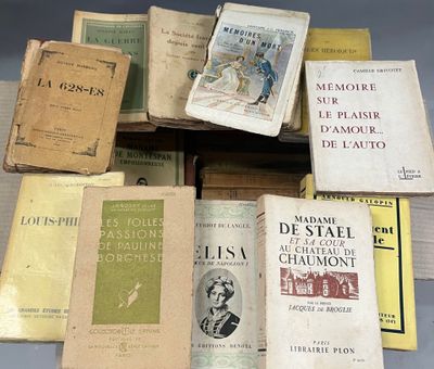plusieurs livres sont empilés sur une table