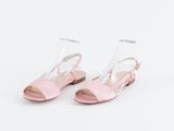 une photo d'une paire de sandales roses sur fond blanc
