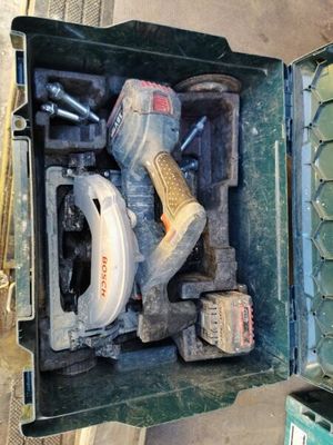 une boîte contenant des outils posée sur le sol