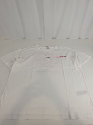 un t-shirt blanc avec un logo rouge sur la poitrine