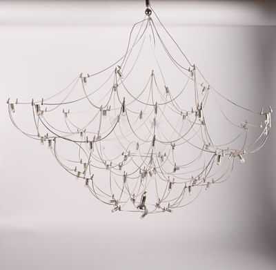 un lustre composé de pinces à linge suspendues au plafond
